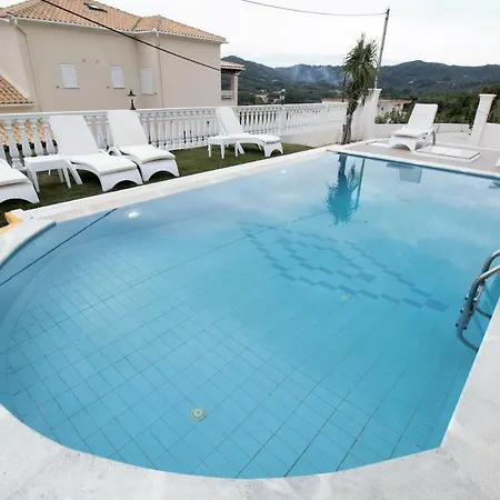 De La Άγιος Στέφανος